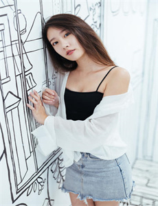 大乔抱枕正能量图片-美女大胆